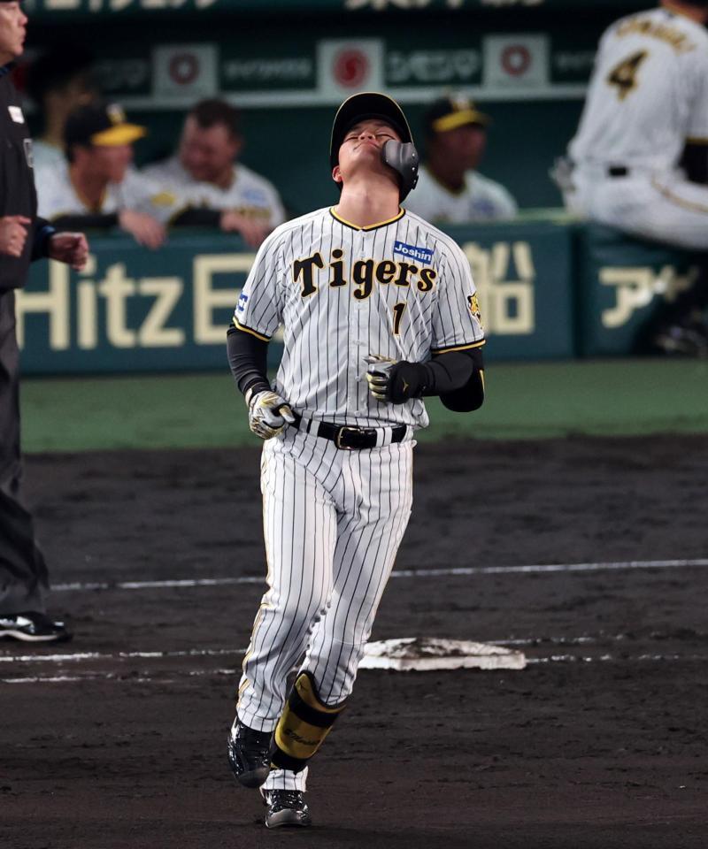 　６回、左飛に倒れ天を仰ぐ森下（撮影・山口登）