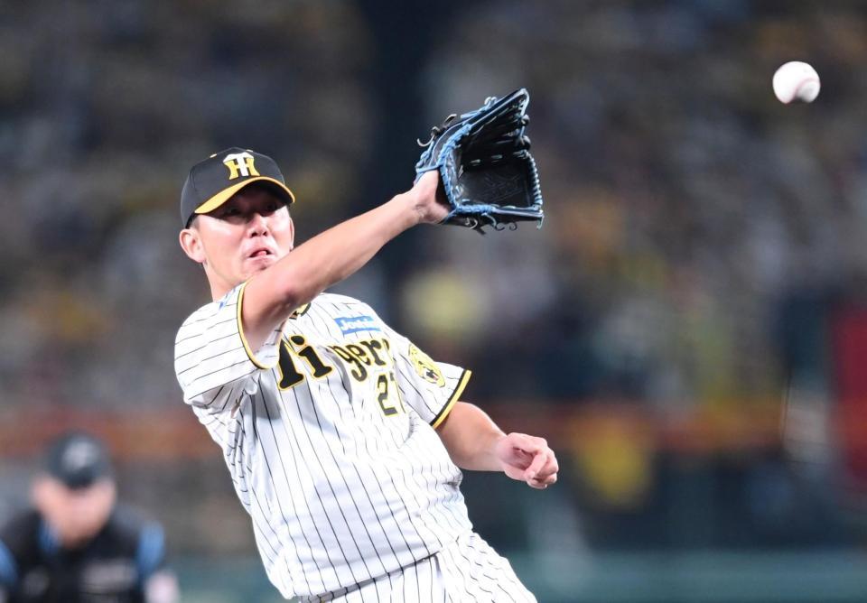 　７回、広島・末包昇大の投直を処理した伊藤将（撮影・中田匡峻）