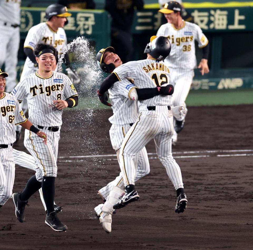 　９回、サヨナラ打を放ち坂本（右）と抱き合って喜ぶ木浪（撮影・山口登）