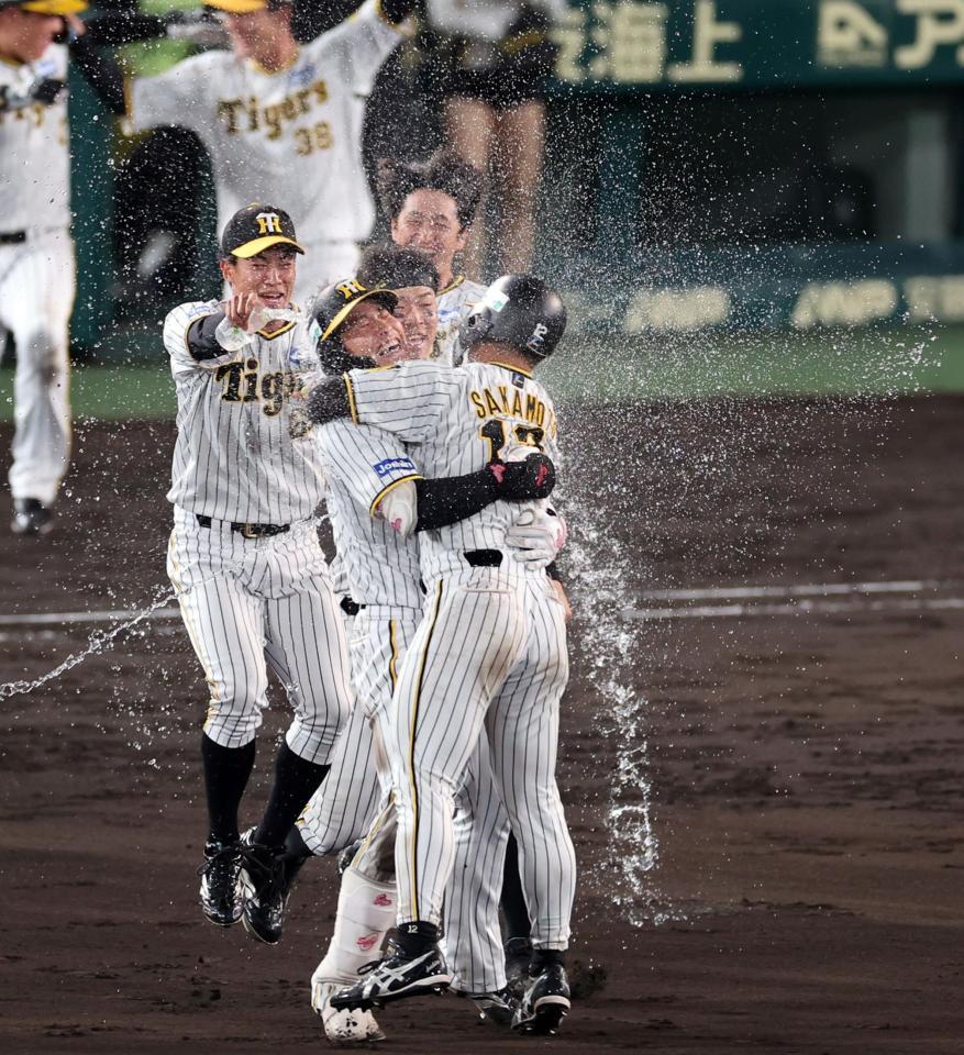 　９回、サヨナラ打を放ち手荒い祝福を受ける木浪（撮影・山口登）