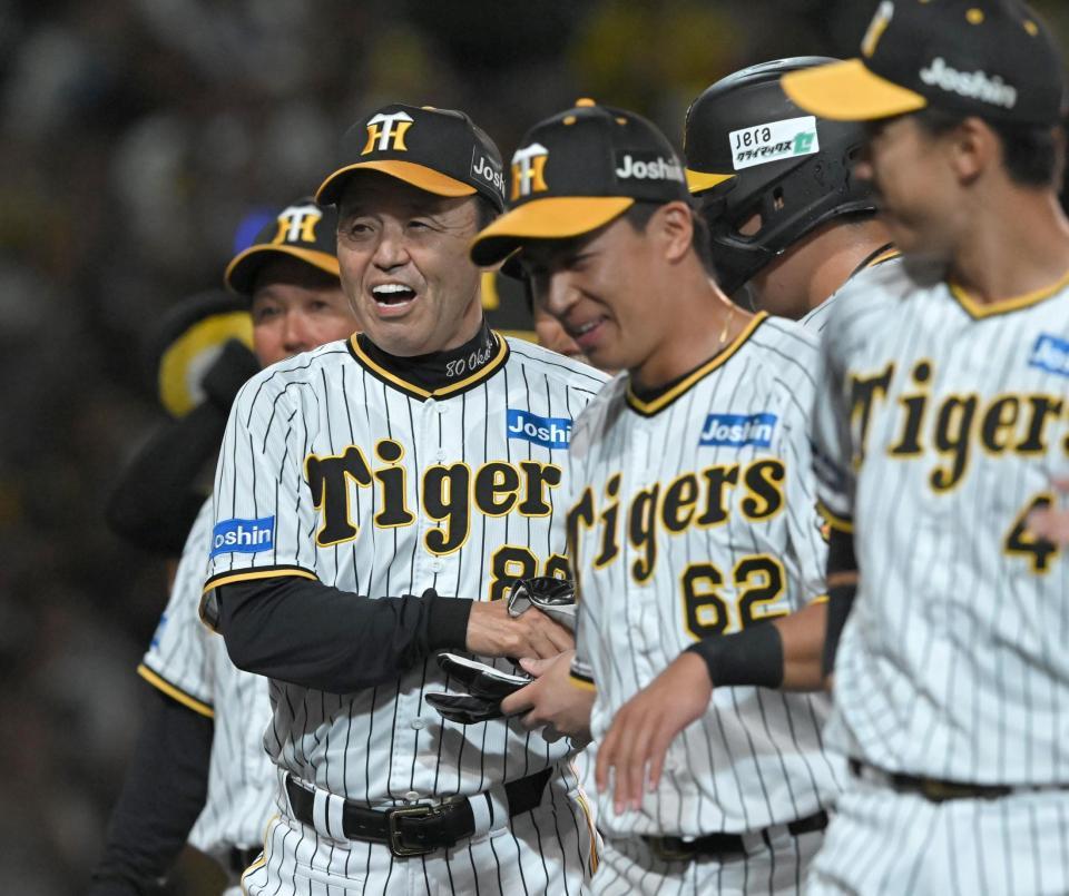　サヨナラ勝利のナインをねぎらう岡田監督（左）＝撮影・高部洋祐