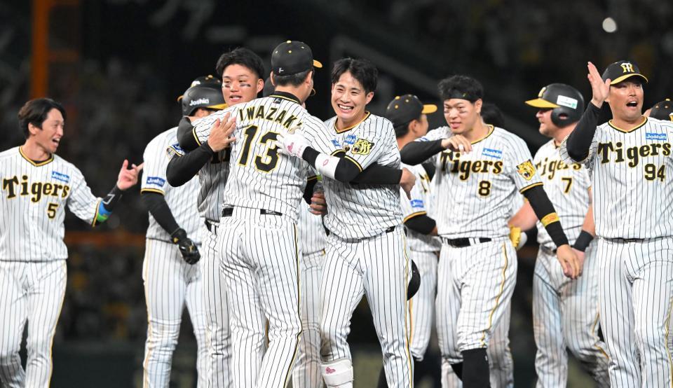 　サヨナラ打を放ち、ナインと喜び合う木浪（中央）＝撮影・高部洋祐