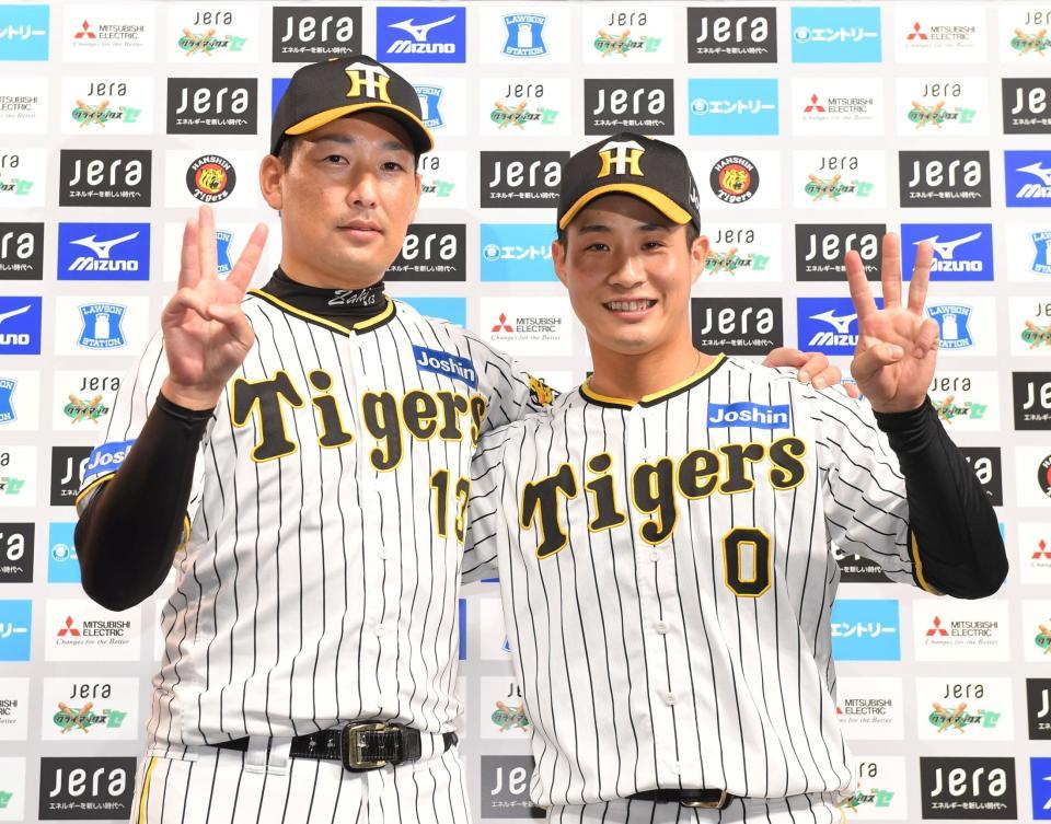 　お立ち台でポーズを決める岩崎（左）と木浪（撮影・高部洋祐）