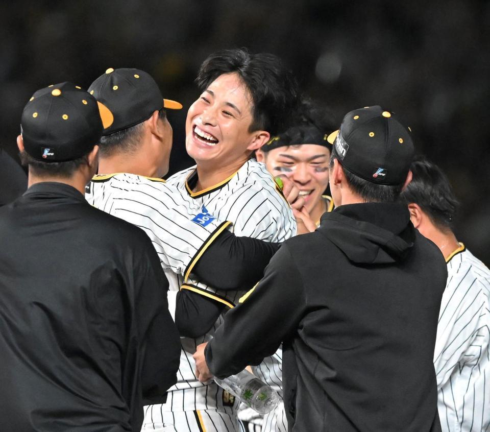 　サヨナラ打を放ち、祝福を受ける木浪（中央）＝撮影・高部洋祐