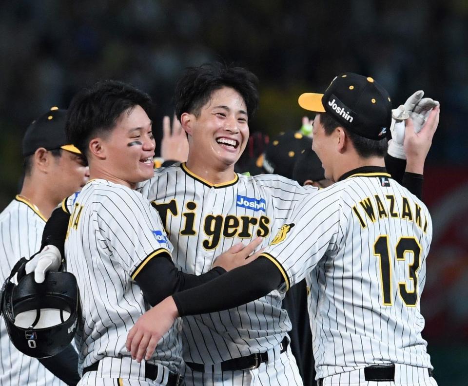 　９回、サヨナラ打を放った木浪（中央）は勝利投手の阪神・岩崎（右）、森下と歓喜する（撮影・中田匡峻）