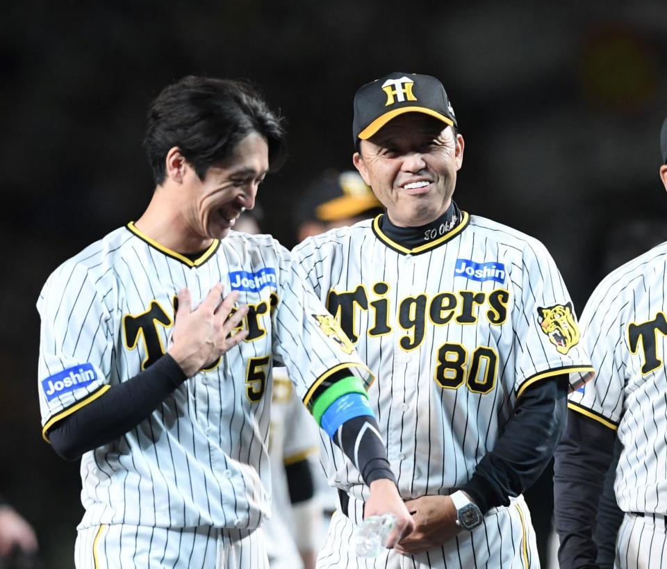 　サヨナラ勝利で日本シリーズ進出に王手をかけ、笑顔を見せる岡田監督（右）と近本（撮影・中田匡峻）