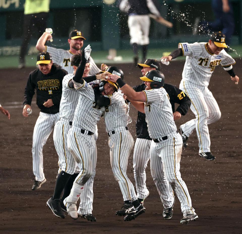 　９回、サヨナラ打を放ち手荒い祝福を受ける木浪（撮影・山口登）