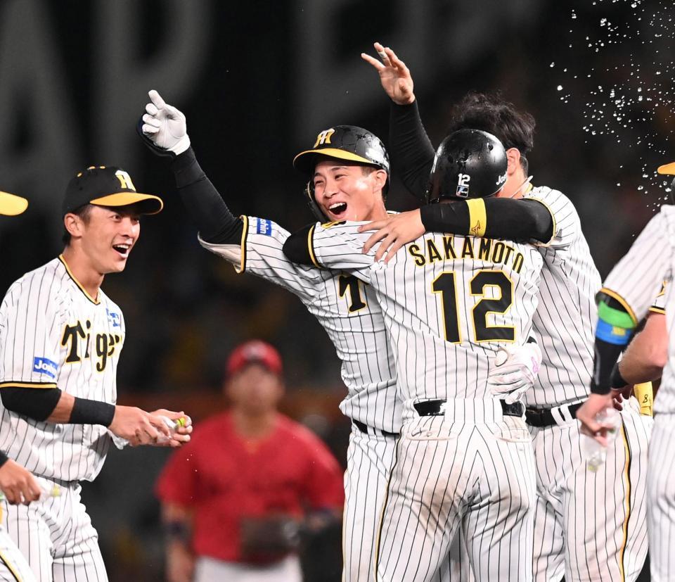 　９回、サヨナラ打を放った木浪はナインと喜び合う（撮影・田中太一）