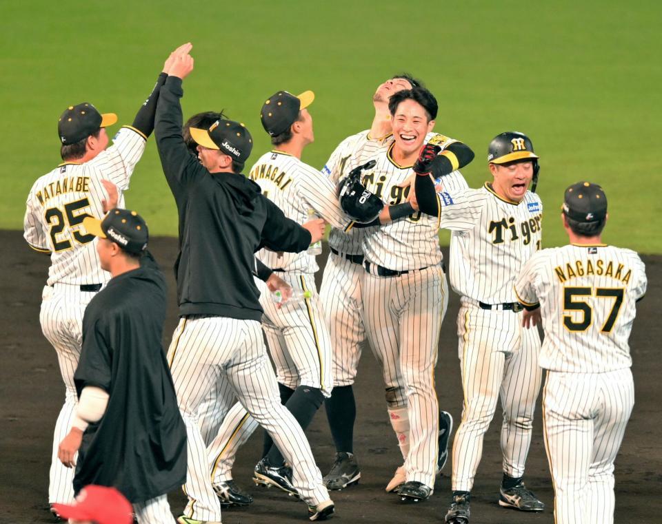 　９回、サヨナラ打を放ちナインの祝福攻めに合う木浪（中央右）＝撮影・立川洋一郎