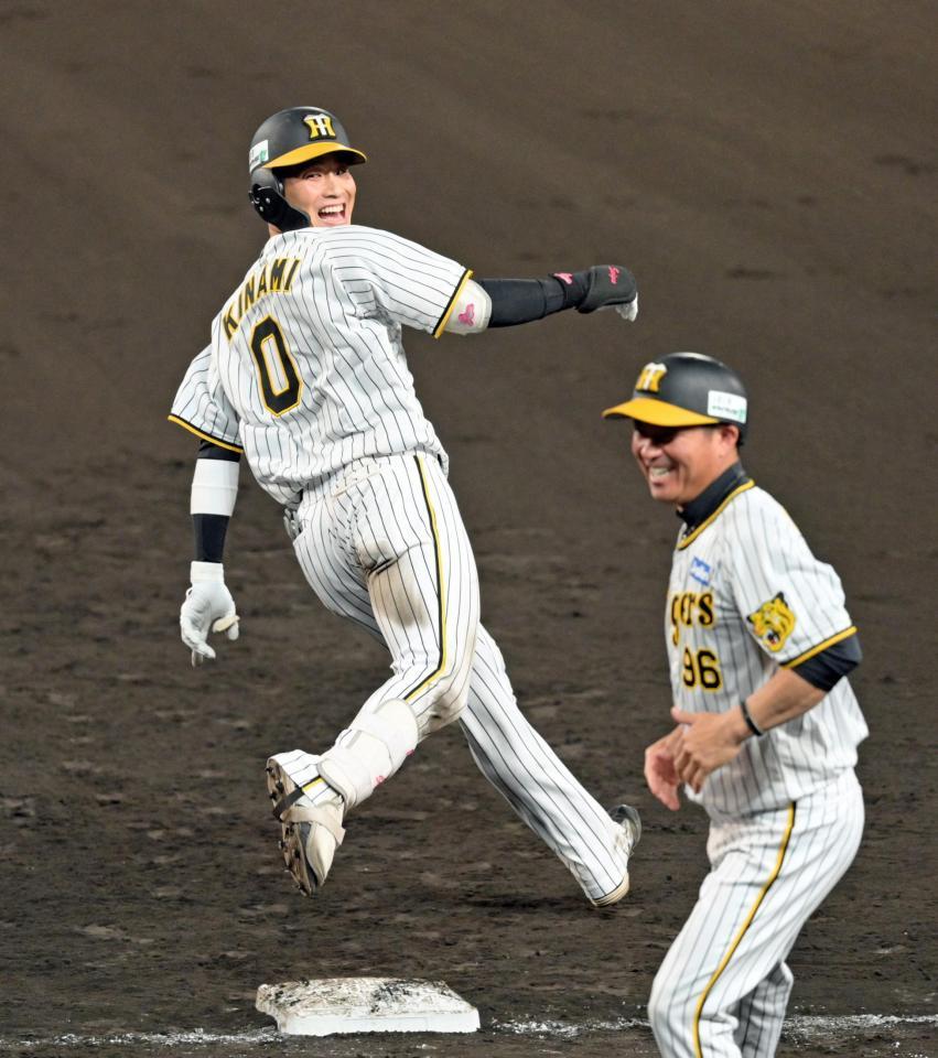 　９回、サヨナラ打を放ちベンチを振り返りながら一塁を回る木浪（撮影・立川洋一郎）