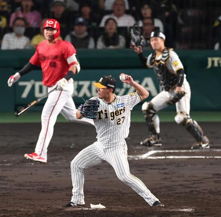 　７回、末包の投直を好捕し併殺とする伊藤将