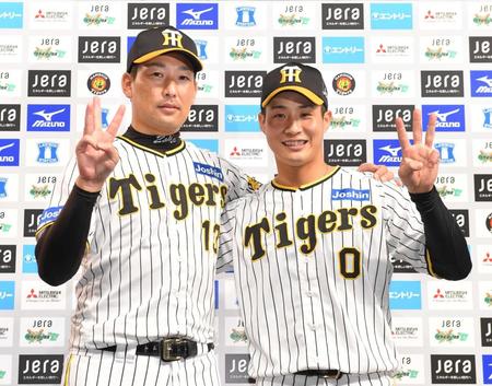 　お立ち台でポーズを決める岩崎（左）と木浪