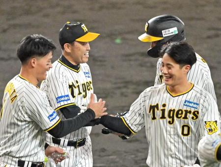 　サヨナラ打の木浪（右手前）と大山（右奥）をねぎらう岡田監督