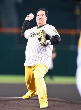 　ファーストピッチセレモニーで投球する岡崎体育（撮影・飯室逸平）