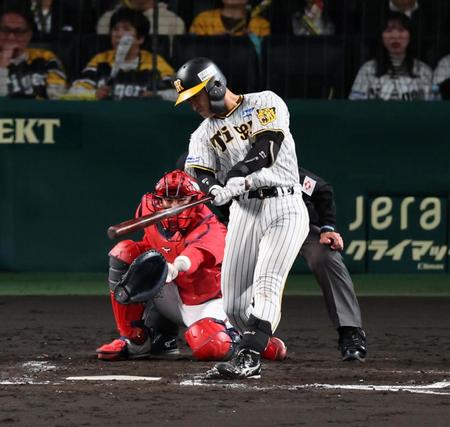 　４回、左前に勝ち越し適時打を放つ坂本（撮影・山口登）