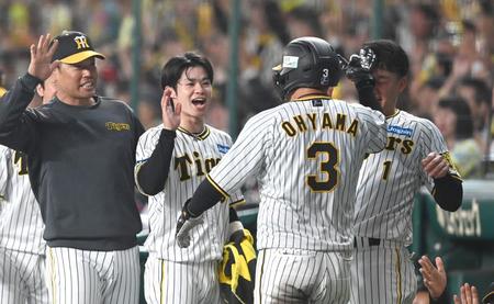 　４回、勝ち越しに沸く中野ら阪神ナイン（撮影・飯室逸平）