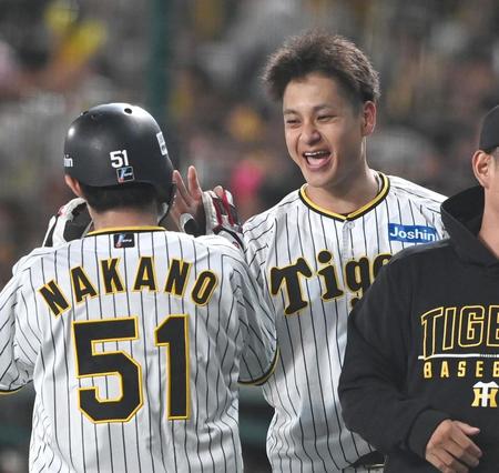 　４回、笑顔で中野を迎える大竹（撮影・飯室逸平）