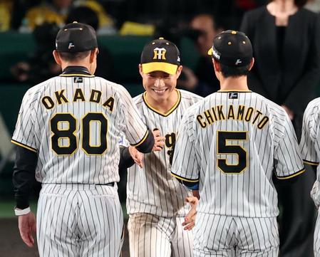 　ＭＶＰを獲得した木浪は笑顔で岡田監督と握手をする（撮影・山口登）