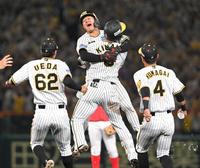 サヨナラ打の阪神・木浪聖也（中央手前）と抱き合う阪神・坂本誠志郎（同奥）＝甲子園（撮影・高部洋祐）