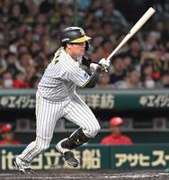 　９回、二塁打を放つ大山