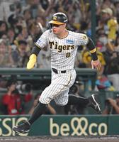 　２回、ノイジーの安打とエラーに間に、本塁へ激走する佐藤輝（撮影・高部洋祐）