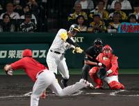 　２回、右前打を放つ佐藤輝（撮影・山口登）