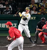 　２回、右前打を放つ佐藤輝