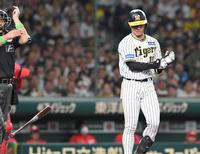 　５回、死球を受け、バットを投げる坂本＝１８日