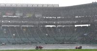 　雨が降る中、内野にはシートが敷かれる（撮影・中田匡峻）