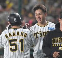 　４回、笑顔で中野を迎える大竹（撮影・飯室逸平）