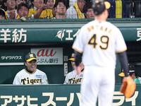 　５回、大竹（右）がピンチで上本を三振に斬り、満面の笑みを見せる岡田監督（撮影・中田匡峻）