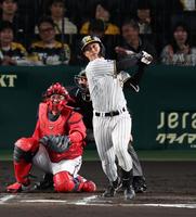 　６回、右前に勝ち越し適時打を放つ坂本（撮影・山口登）