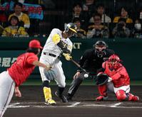 　６回、中前打を放つ佐藤輝（撮影・山口登）