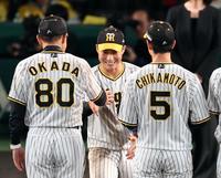 　ＭＶＰを獲得した木浪は笑顔で岡田監督と握手をする（撮影・山口登）