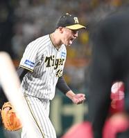 　５回、上本を三振に斬り、雄たけびを上げる大竹（撮影・飯室逸平）