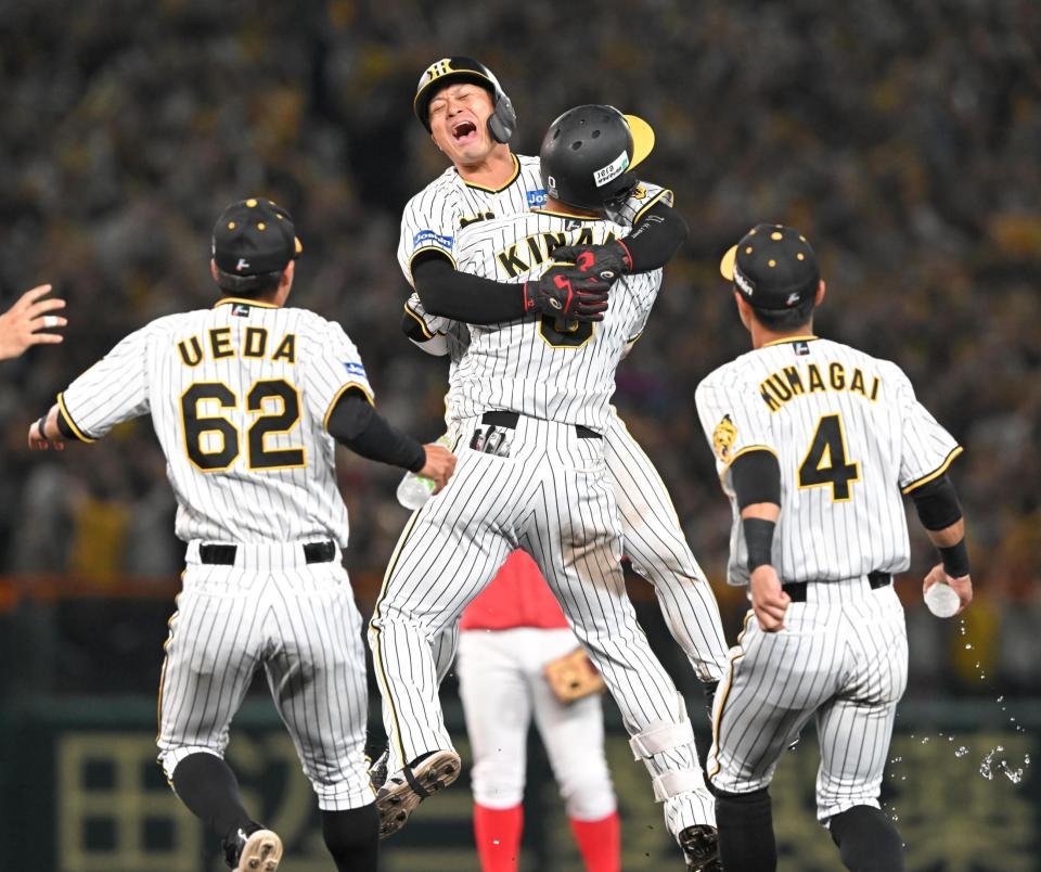 サヨナラ打の阪神・木浪聖也（中央手前）と抱き合う阪神・坂本誠志郎（同奥）＝甲子園（撮影・高部洋祐）