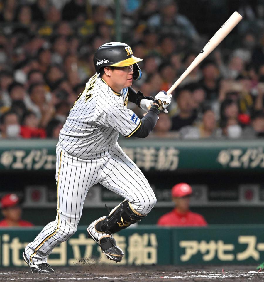 　９回、二塁打を放つ大山