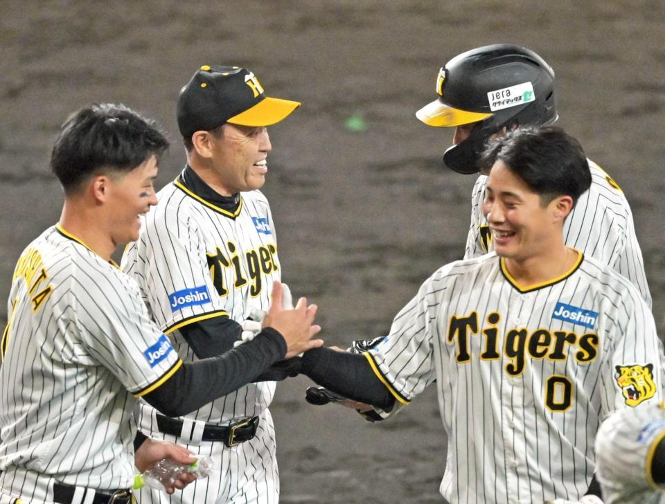 　サヨナラ打の木浪（右手前）と大山（右奥）をねぎらう岡田監督