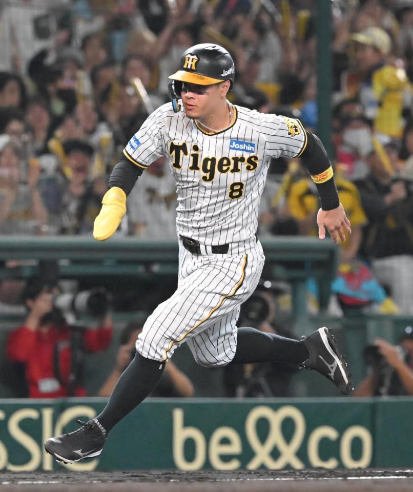 　２回、ノイジーの安打とエラーに間に、本塁へ激走する佐藤輝（撮影・高部洋祐）