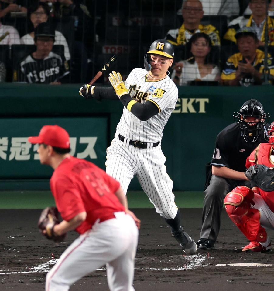 　２回、右前打を放つ佐藤輝