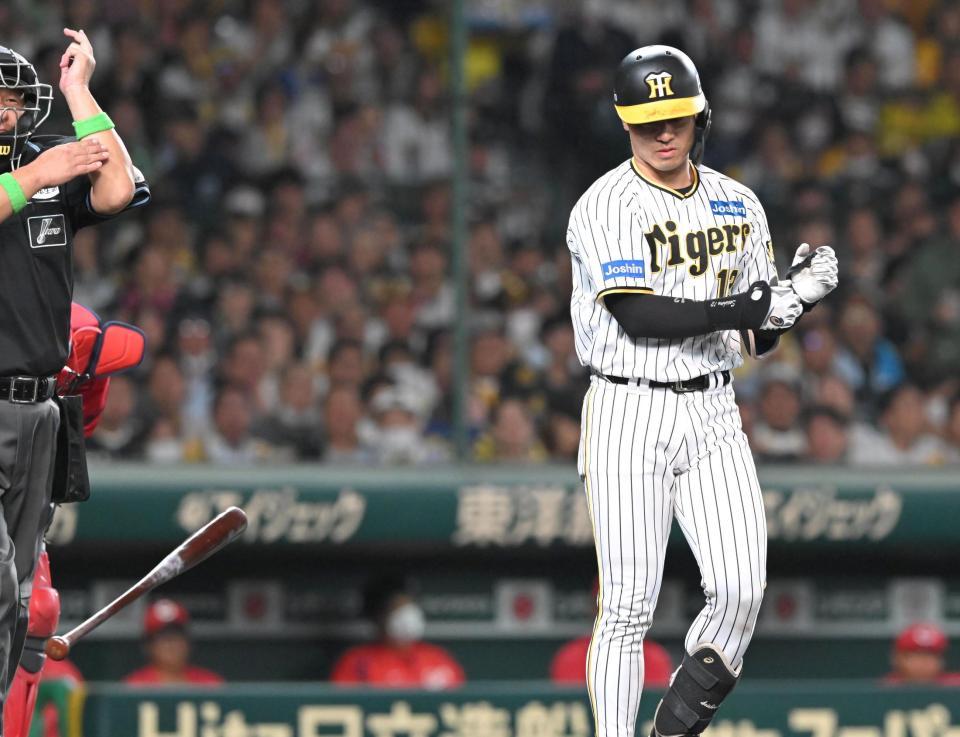 　５回、死球を受け、バットを投げる坂本＝１８日