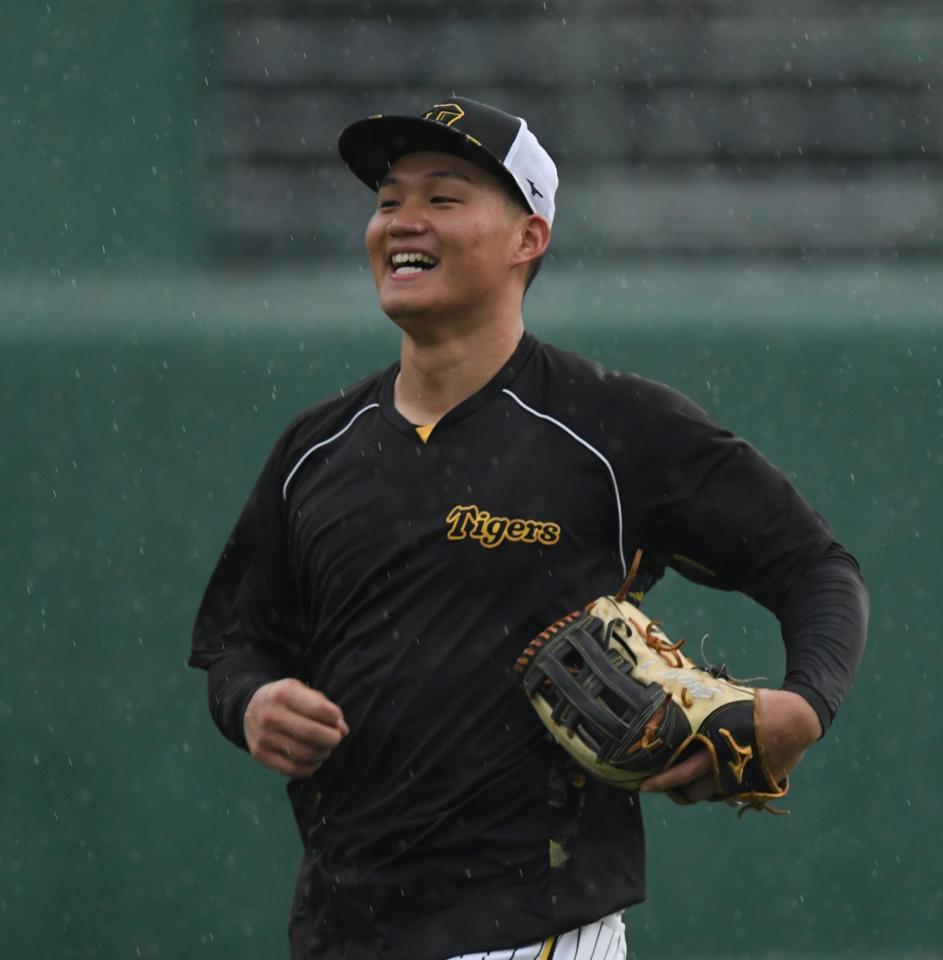 　雨が降る中、ノックを受けて笑顔を見せる森下（撮影・中田匡峻）