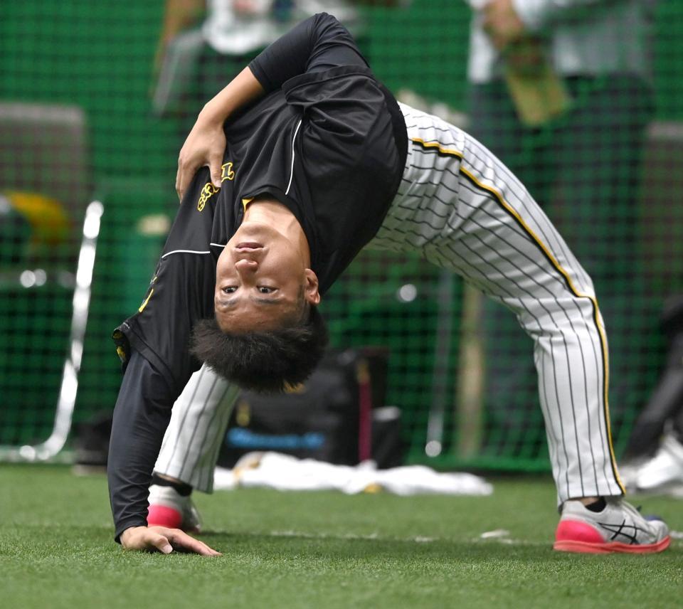 　入念にストレッチする大竹（撮影・飯室逸平）