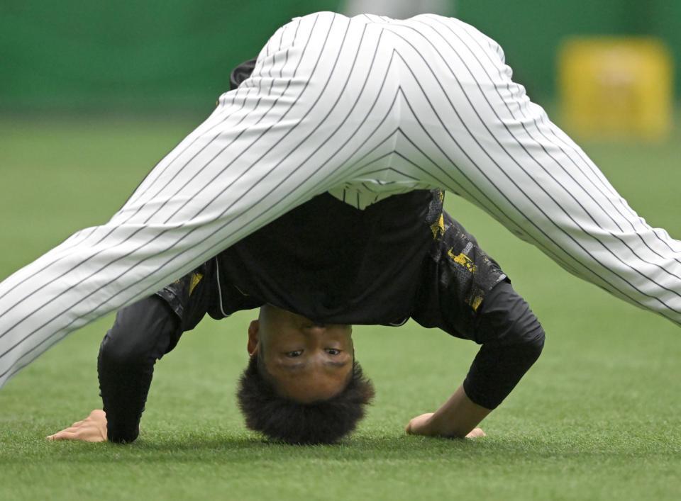 　登板に向け体を動かす大竹（撮影・高部洋祐）