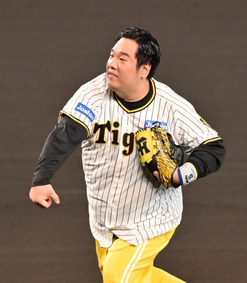 　ファーストピッチセレモニーを務める岡崎体育（撮影・立川洋一郎）