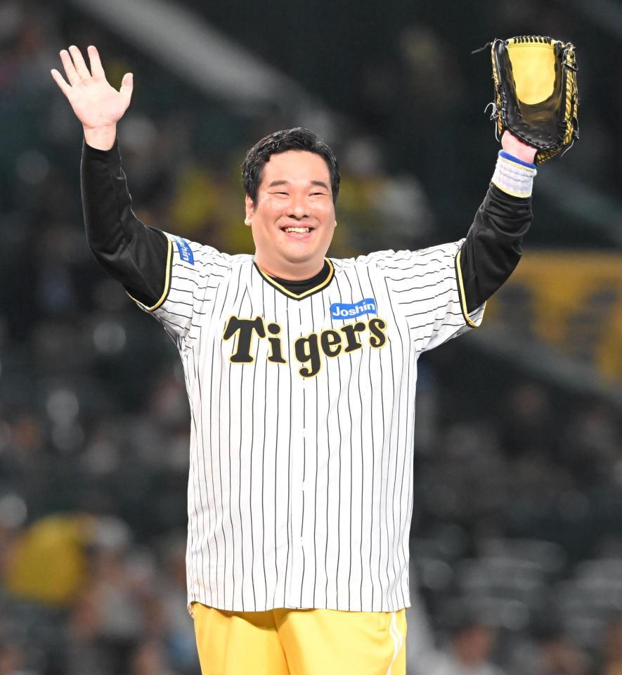 　ファーストピッチセレモニーを終え、スタンドに向かって手を振る岡崎体育（撮影・高部洋祐）