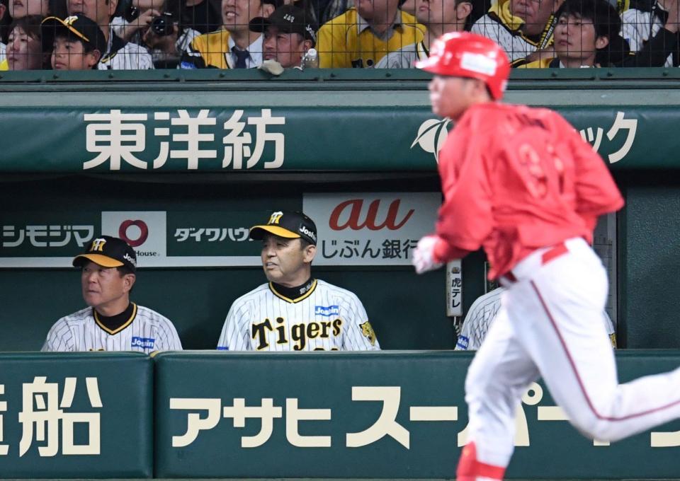 　４回、坂倉（右）に先制適時打を浴び、打球の行方を追う（左から）平田ヘッドコーチ、岡田監督（撮影・中田匡峻）