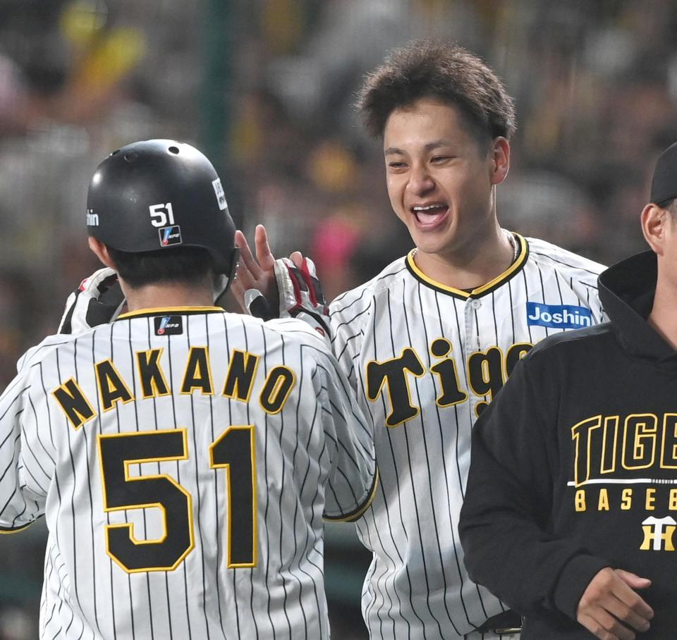 　４回、笑顔で中野を迎える大竹（撮影・飯室逸平）