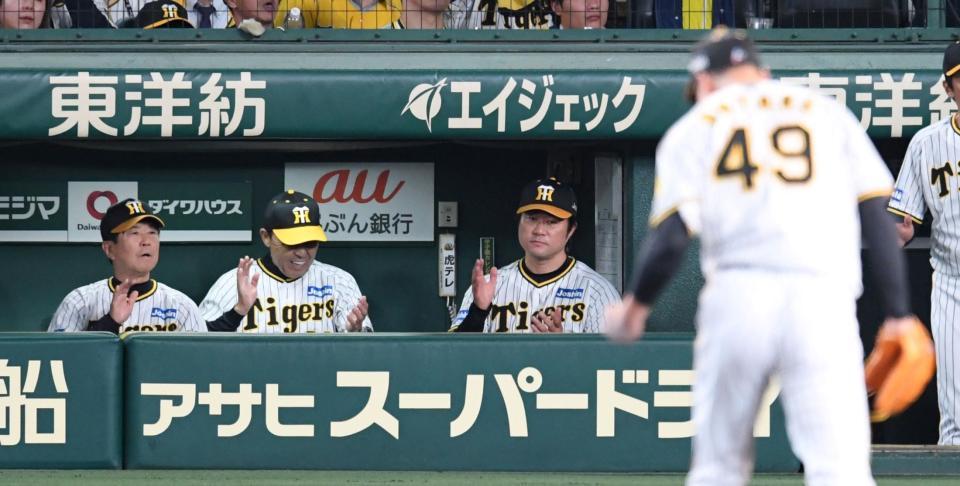 　５回、大竹（４９）が上本を三振に斬り、両手をたたく岡田監督（左から２人目）＝撮影・中田匡峻