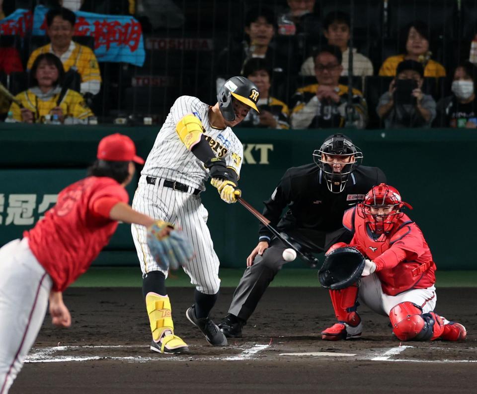 　６回、中前打を放つ佐藤輝（撮影・山口登）